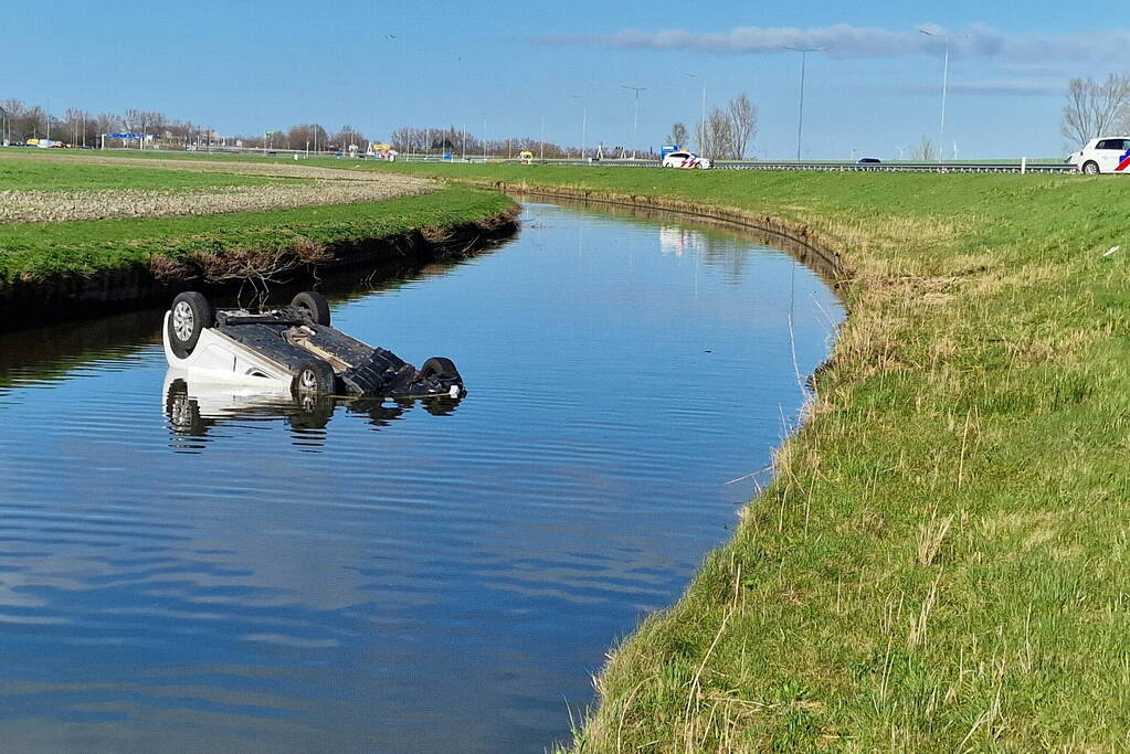 Auto te water langs, bestuurder naar ziekenhuis