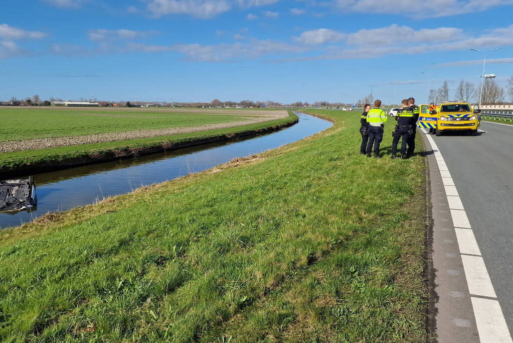 Auto te water langs, bestuurder naar ziekenhuis