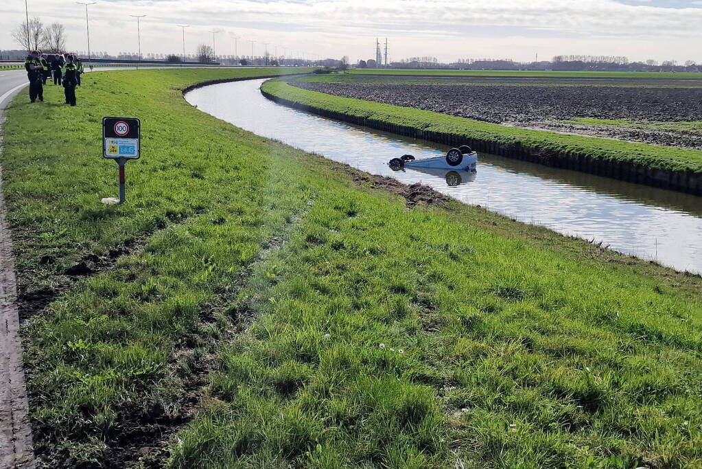Auto te water langs, bestuurder naar ziekenhuis