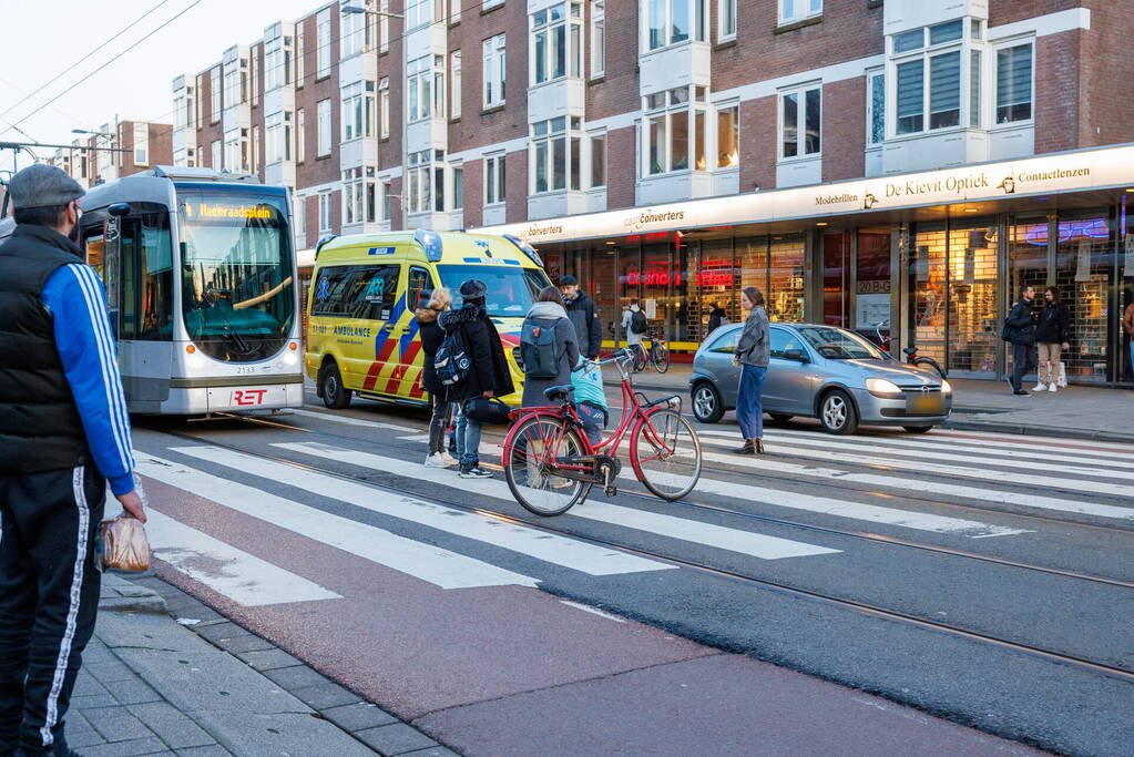 Fietser gewond na val bij tramrails