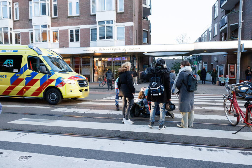 Fietser gewond na val bij tramrails