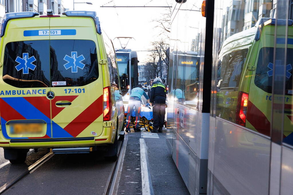 Fietser gewond na val bij tramrails