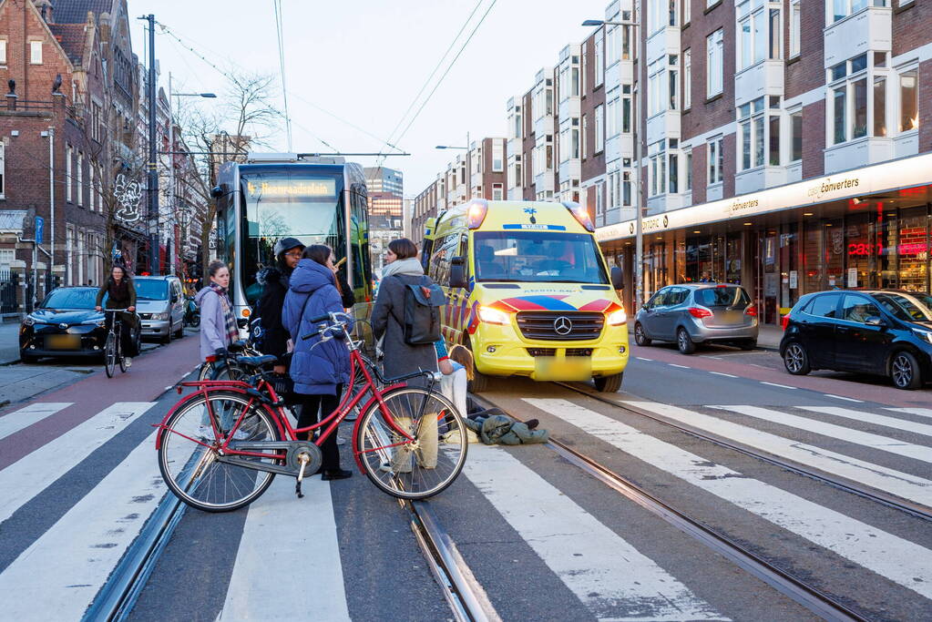 Fietser gewond na val bij tramrails