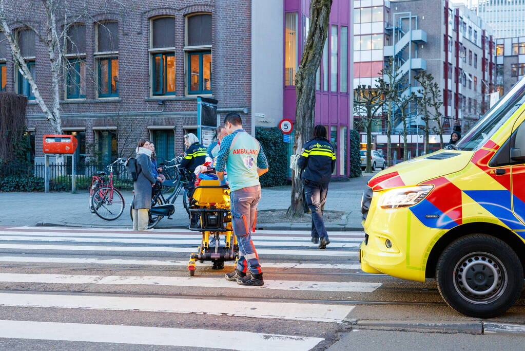 Fietser gewond na val bij tramrails