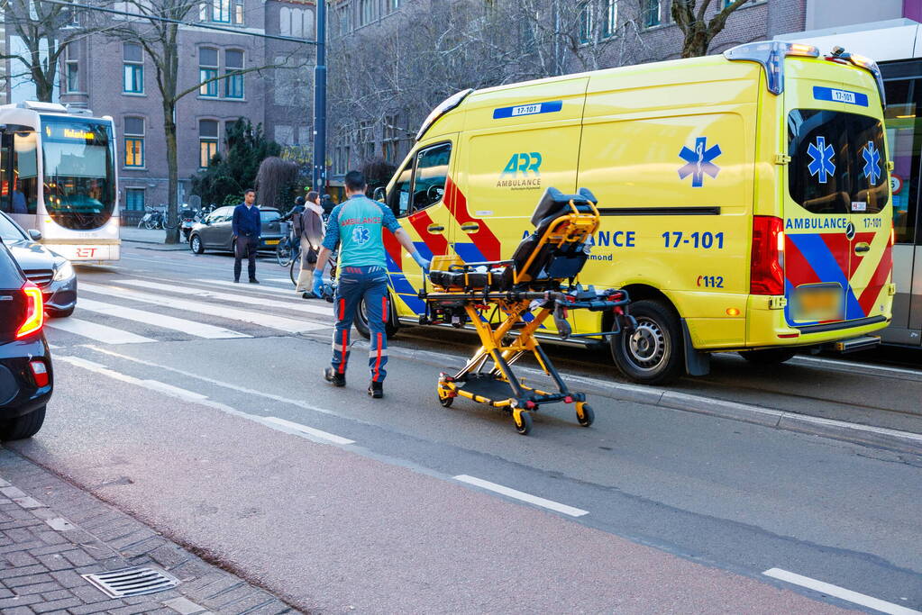 Fietser gewond na val bij tramrails