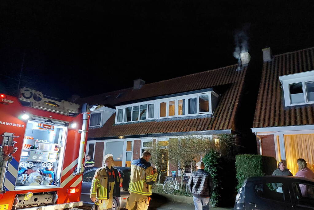 Brand in schoorsteen van woning