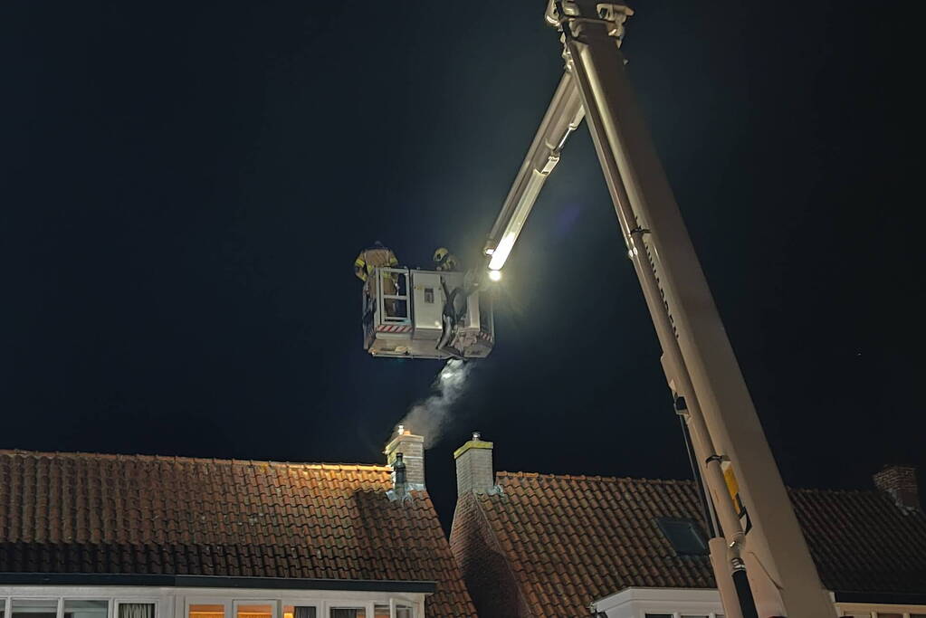 Brand in schoorsteen van woning