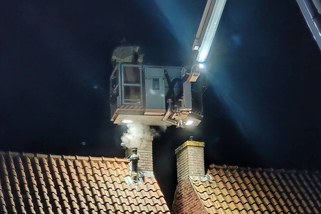 Brand in schoorsteen van woning