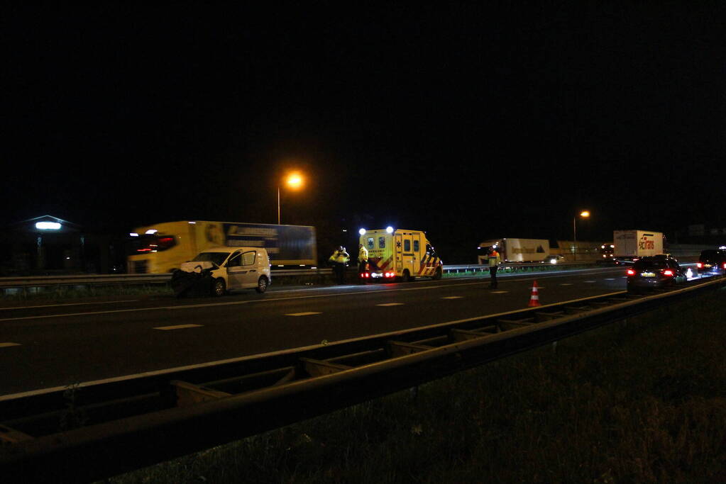 Bestuurder van bestelbus botst achterop vrachtwagen