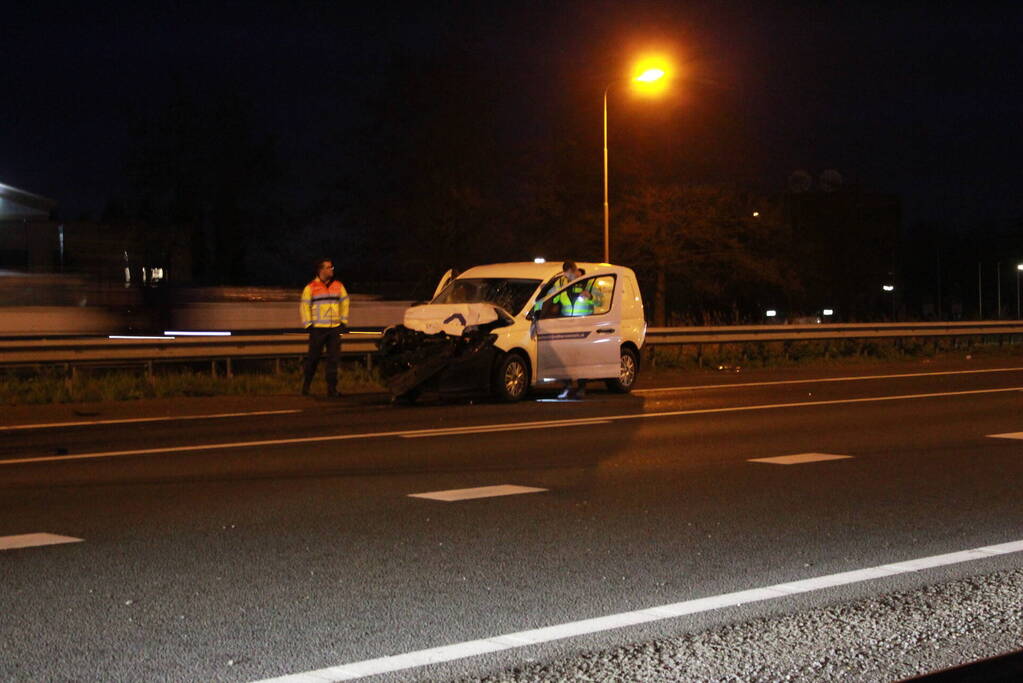 Bestuurder van bestelbus botst achterop vrachtwagen