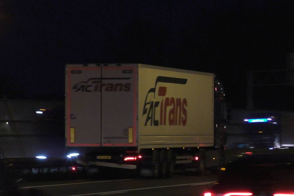 Bestuurder van bestelbus botst achterop vrachtwagen