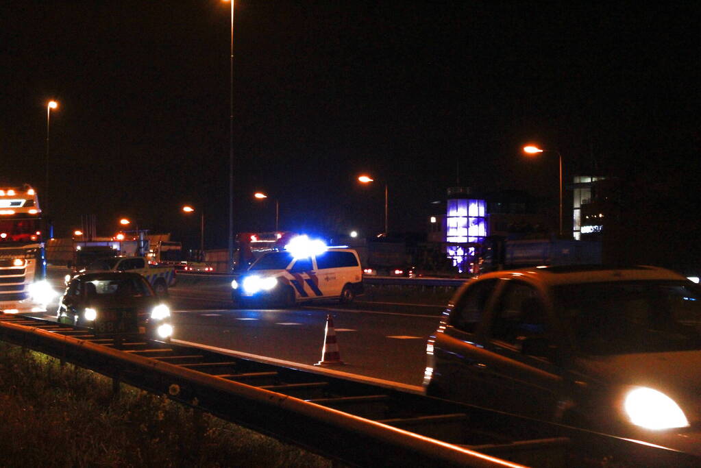 Bestuurder van bestelbus botst achterop vrachtwagen