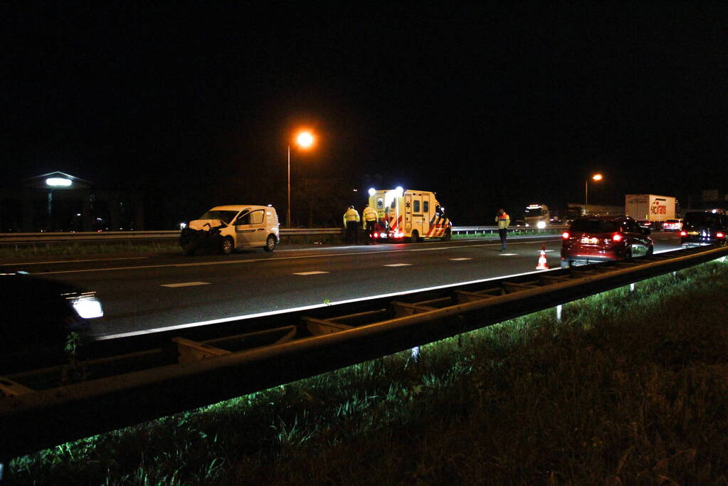 Bestuurder van bestelbus botst achterop vrachtwagen