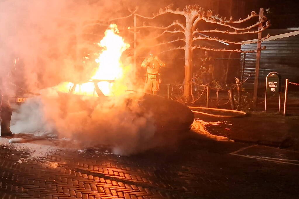 Geparkeerde cabrio volledig uitgebrand