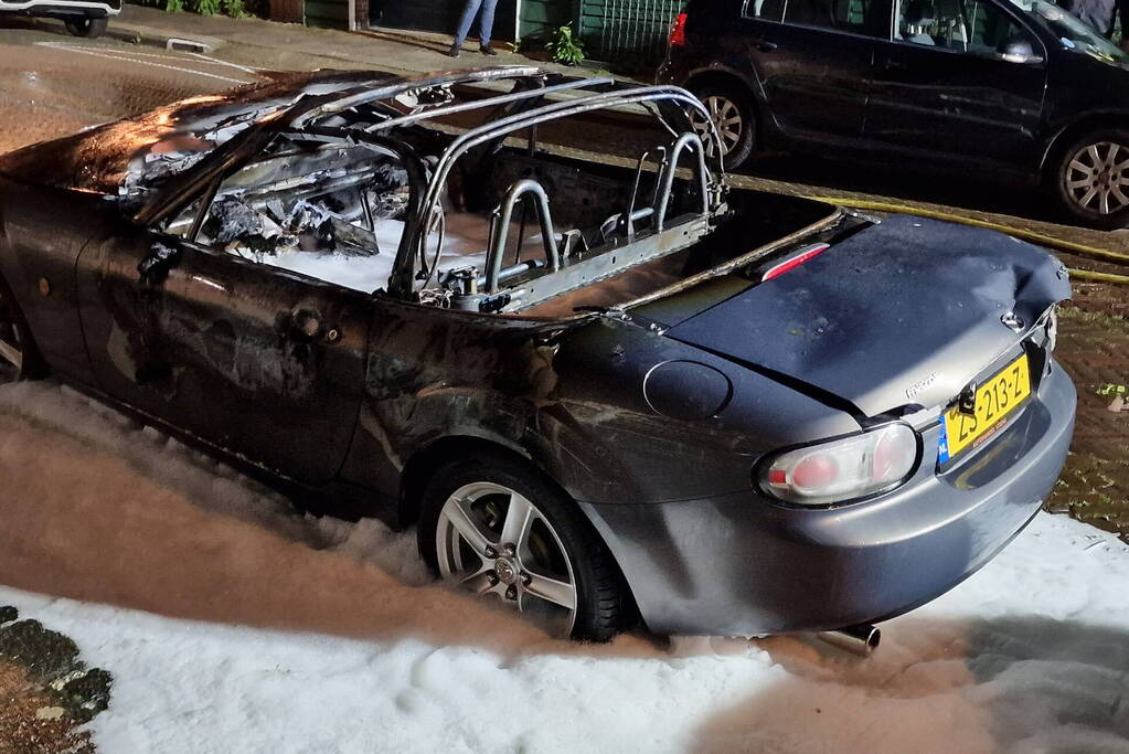 Geparkeerde cabrio volledig uitgebrand