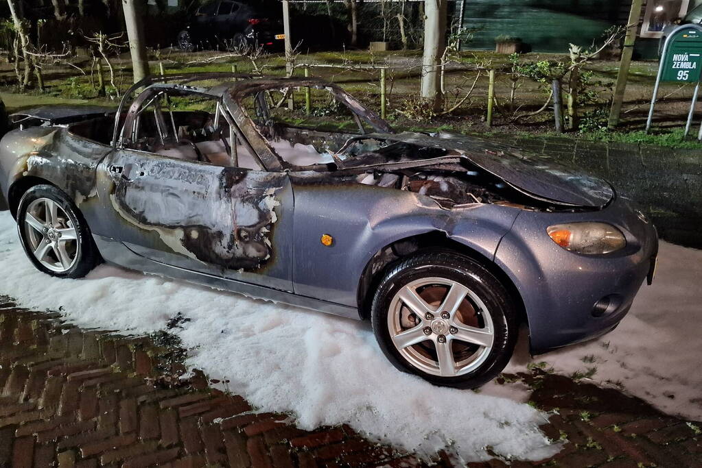 Geparkeerde cabrio volledig uitgebrand