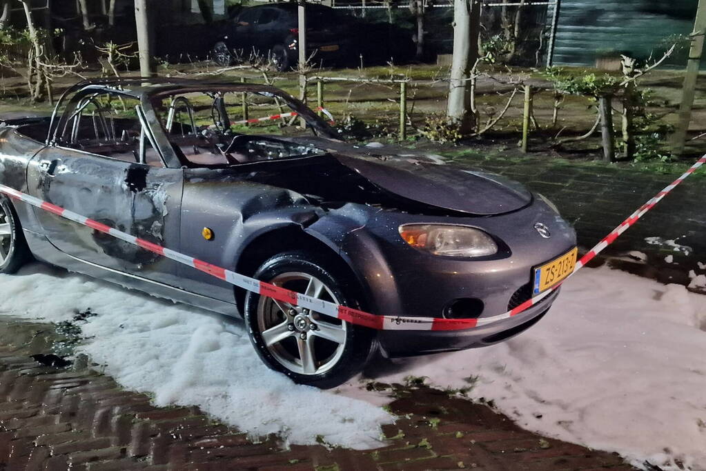 Geparkeerde cabrio volledig uitgebrand