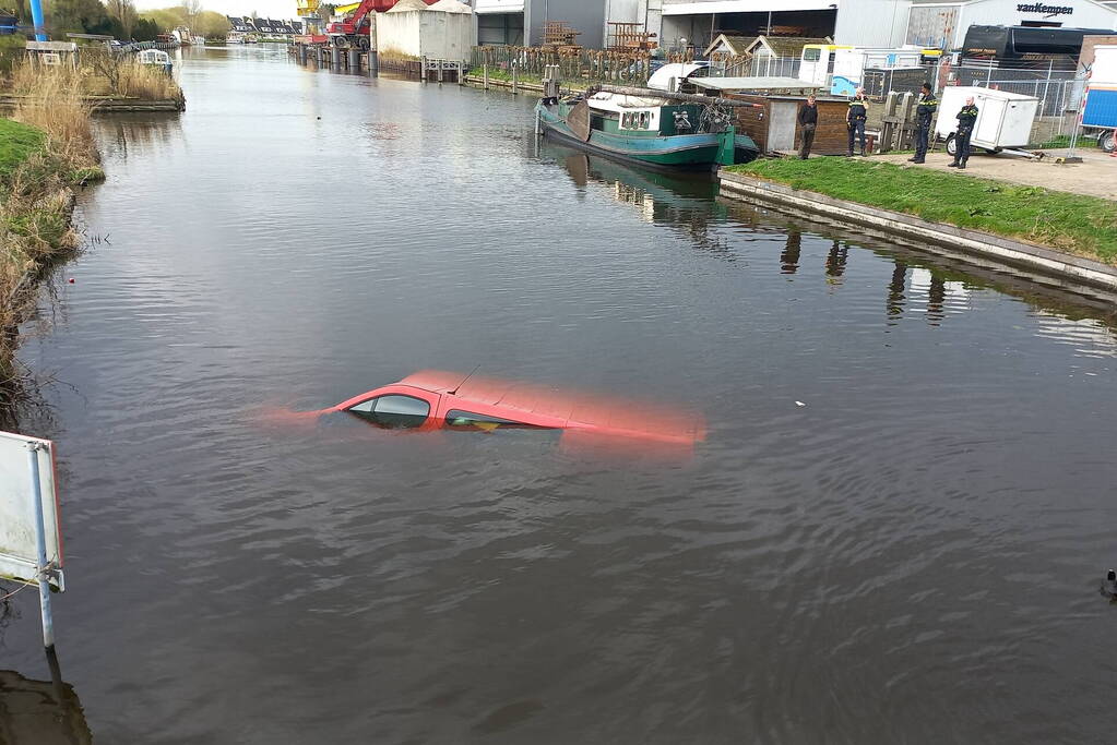 Bestelbus raakt te water