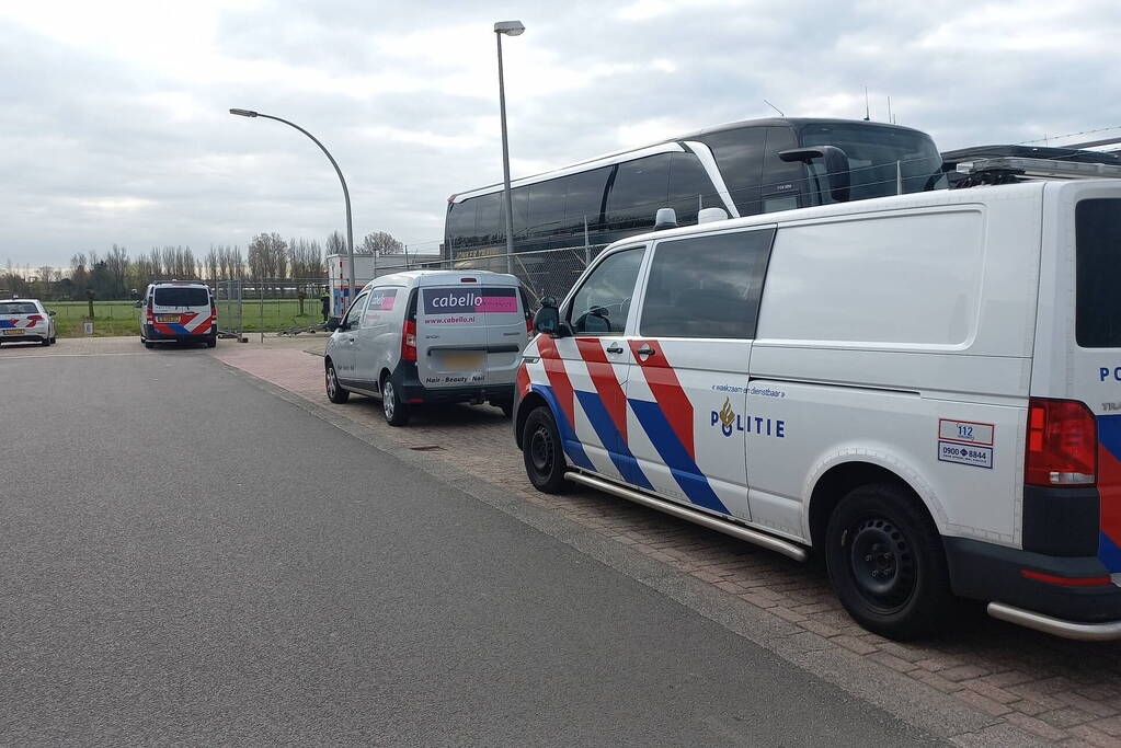 Bestelbus raakt te water