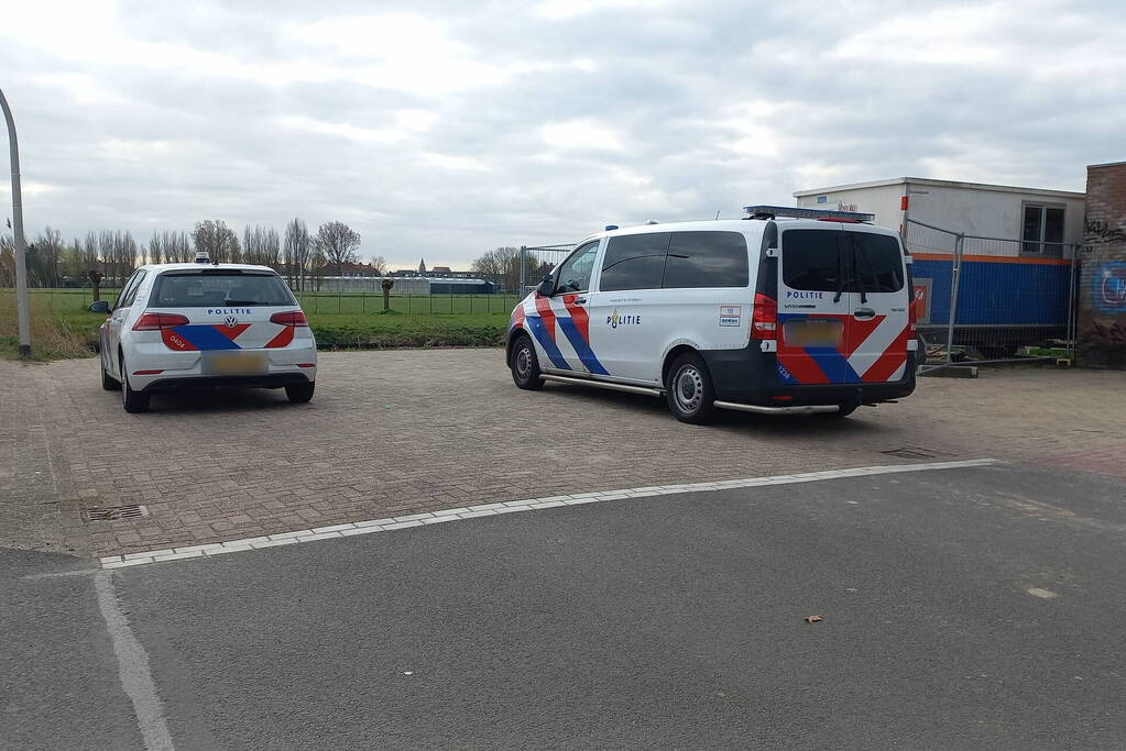 Bestelbus raakt te water