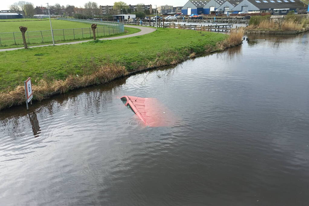 Bestelbus raakt te water