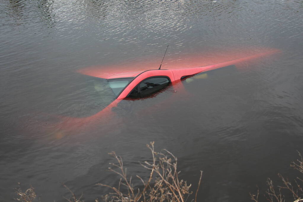 Bestelbus raakt te water