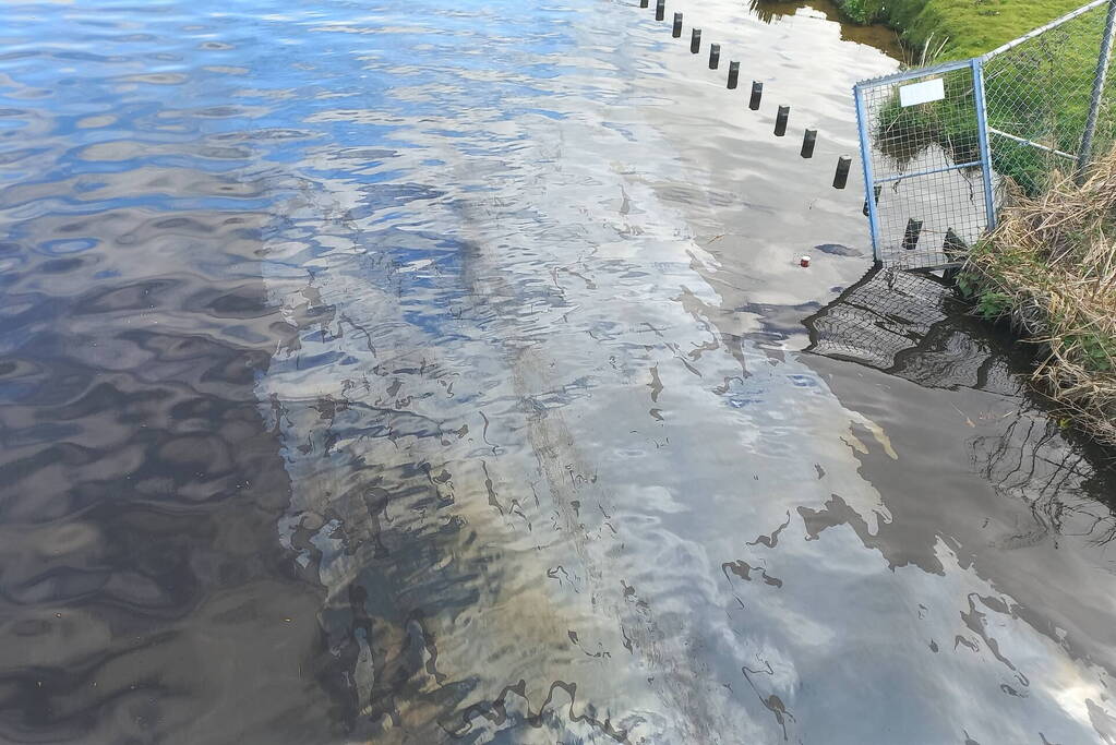 Bestelbus raakt te water