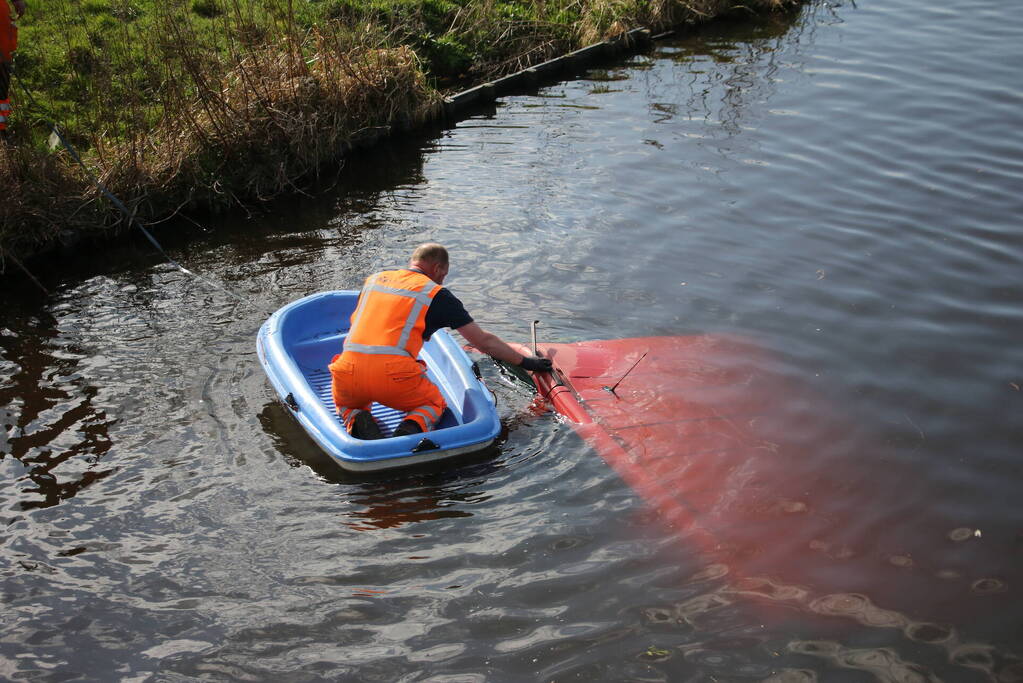 Bestelbus raakt te water