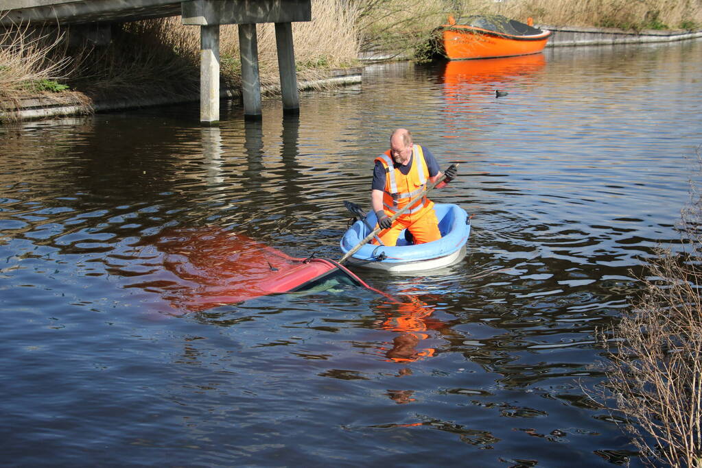 Bestelbus raakt te water