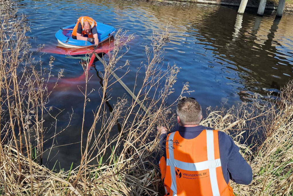 Bestelbus raakt te water