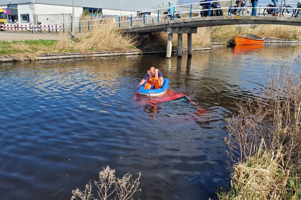 Bestelbus raakt te water