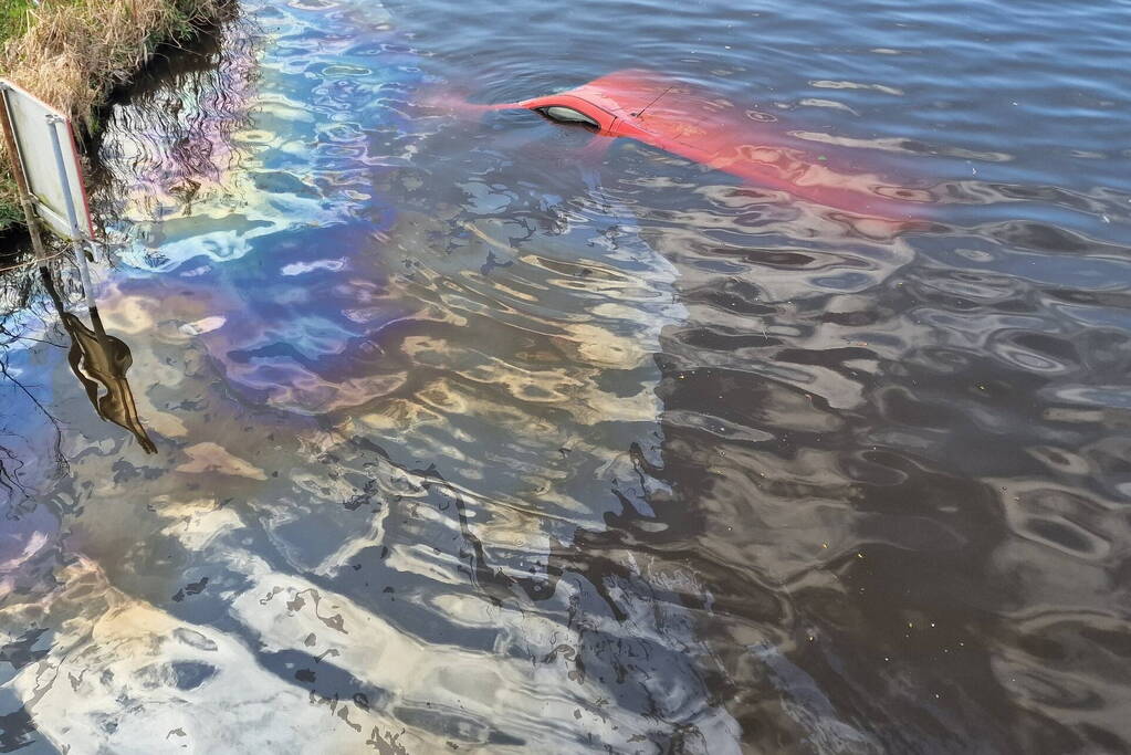 Bestelbus raakt te water