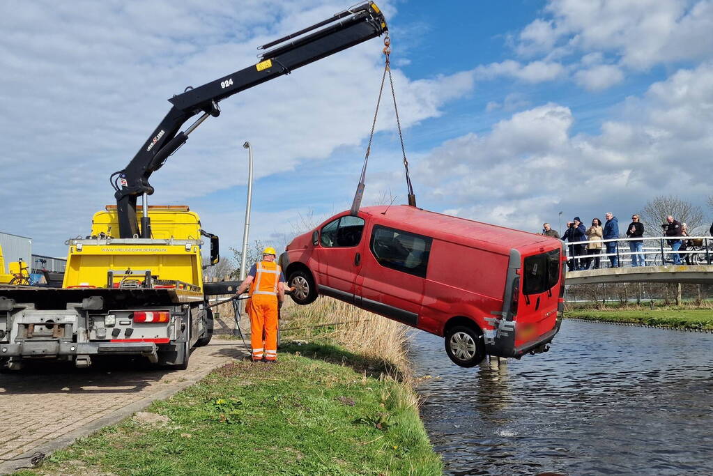 Bestelbus raakt te water