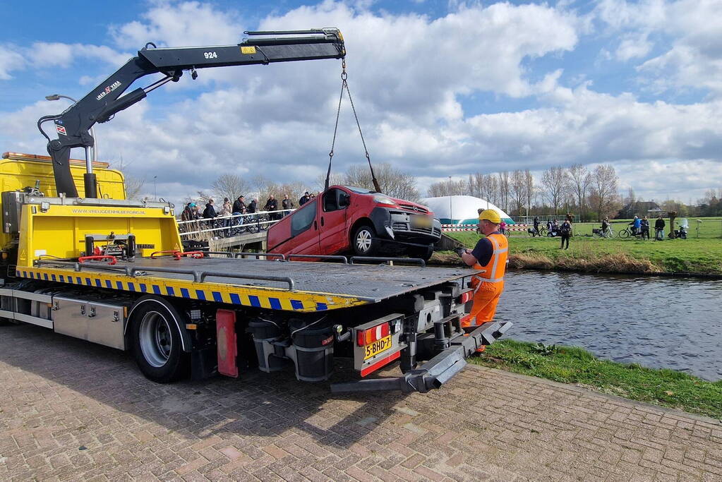 Bestelbus raakt te water