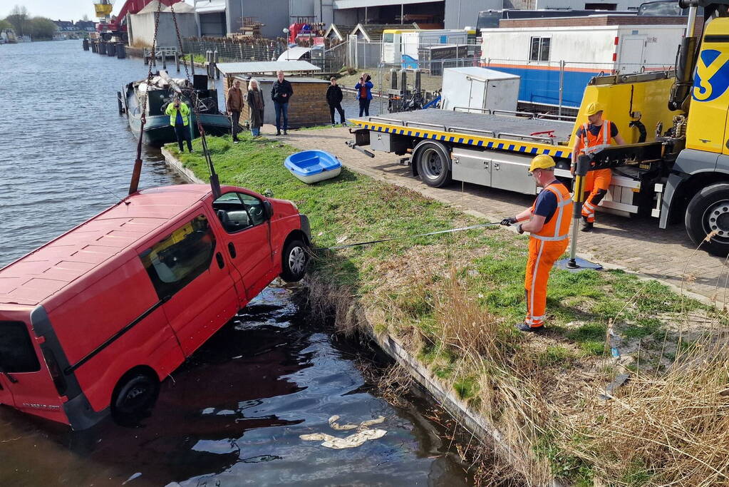 Bestelbus raakt te water