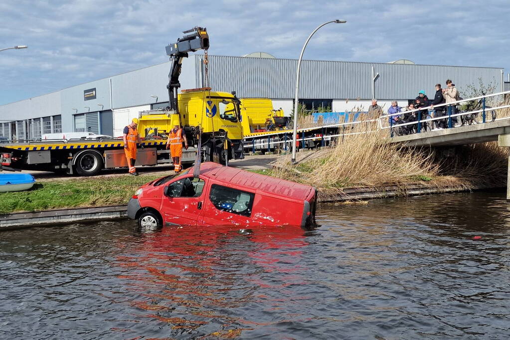 Bestelbus raakt te water