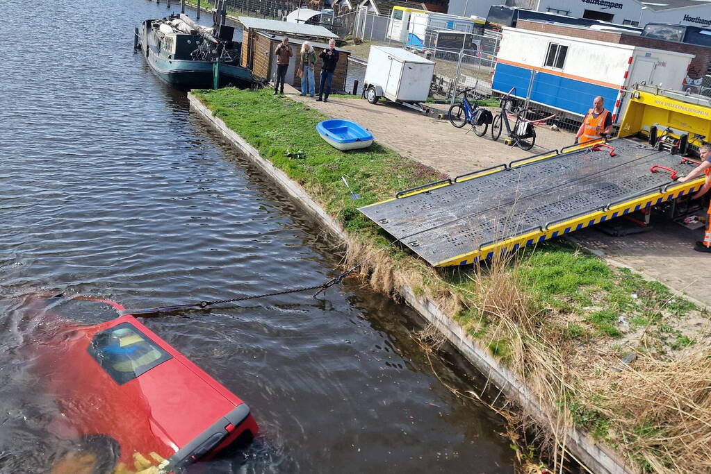 Bestelbus raakt te water