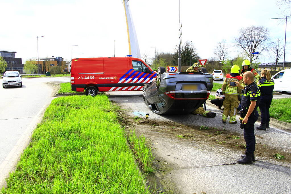 Auto belandt op z'n kop na aanrijding met vrachtwagen