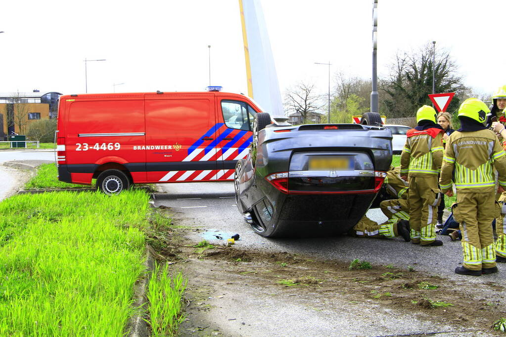 Auto belandt op z'n kop na aanrijding met vrachtwagen
