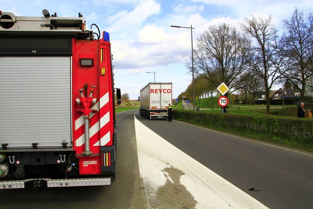 Auto belandt op z'n kop na aanrijding met vrachtwagen