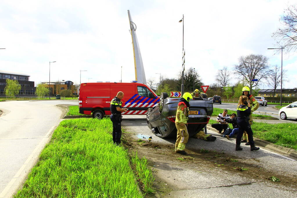 Auto belandt op z'n kop na aanrijding met vrachtwagen