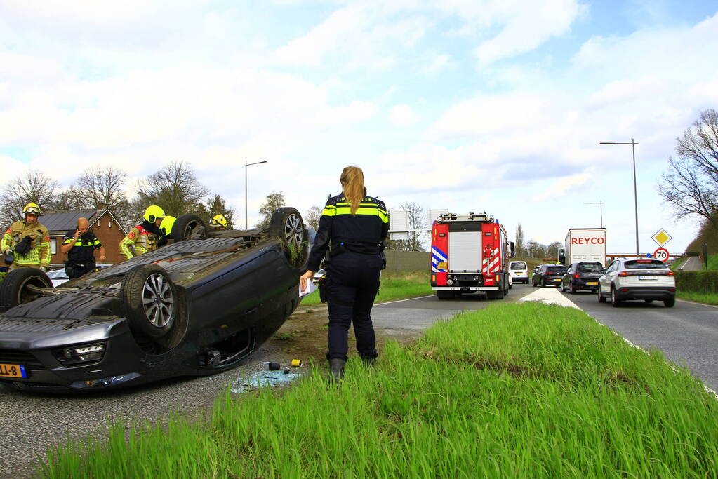 Auto belandt op z'n kop na aanrijding met vrachtwagen