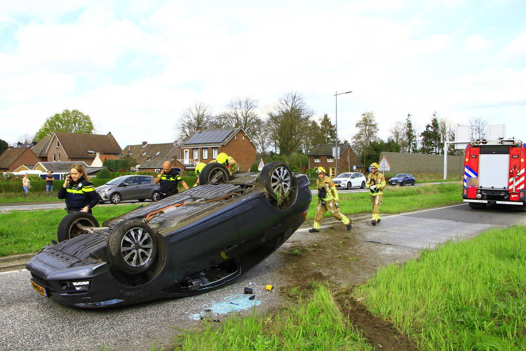 Auto belandt op z'n kop na aanrijding met vrachtwagen