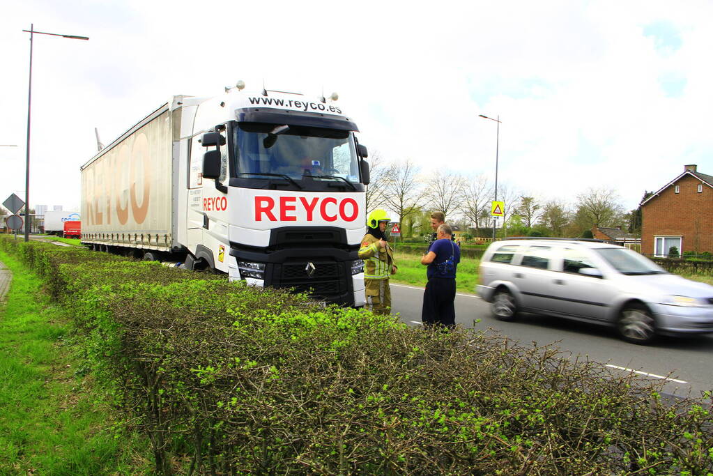 Auto belandt op z'n kop na aanrijding met vrachtwagen
