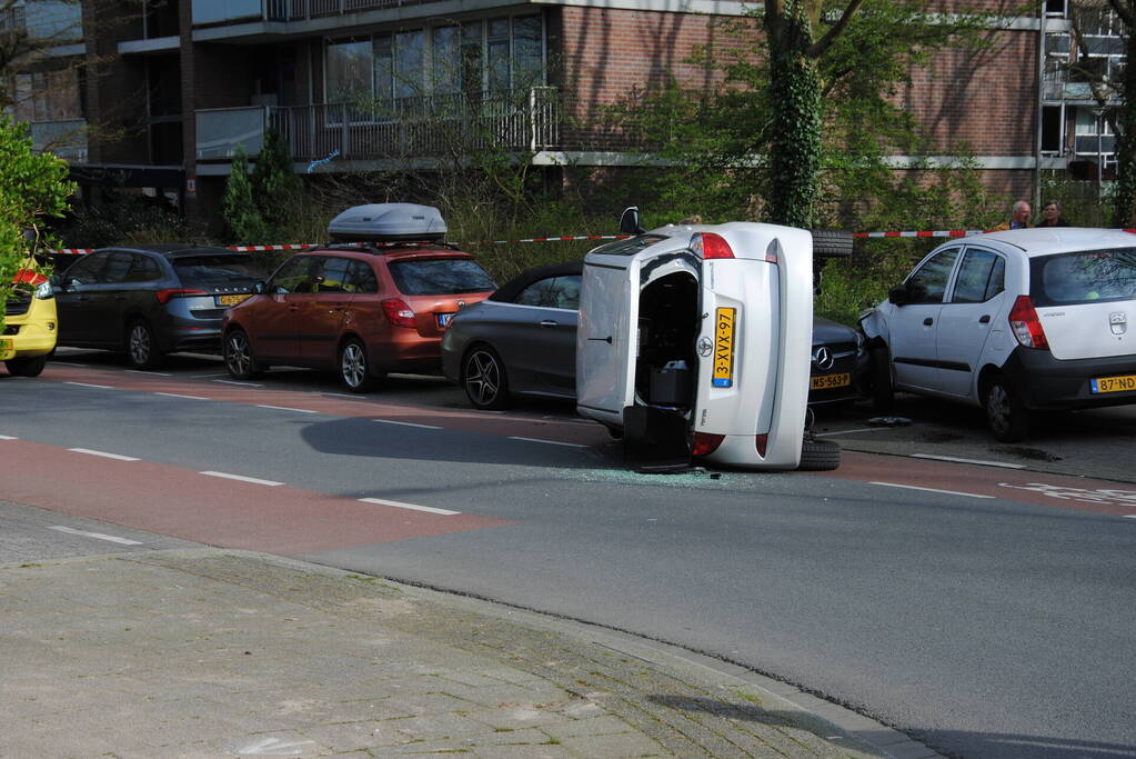 Auto kantelt na rijden tegen stilstaande auto's