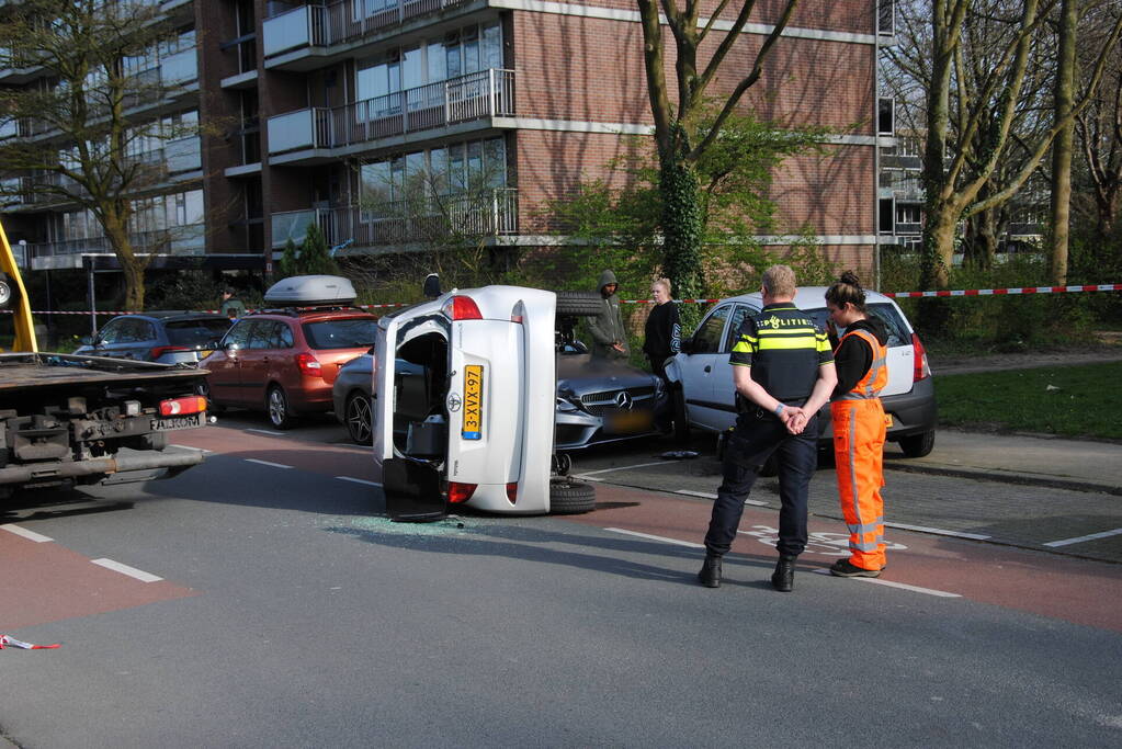 Auto kantelt na rijden tegen stilstaande auto's