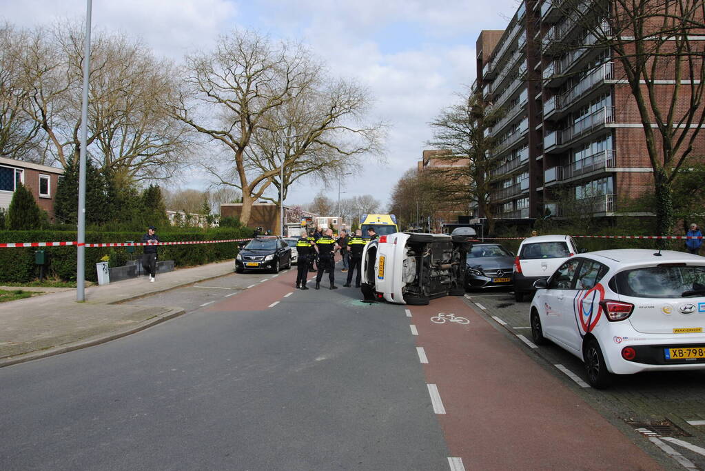 Auto kantelt na rijden tegen stilstaande auto's