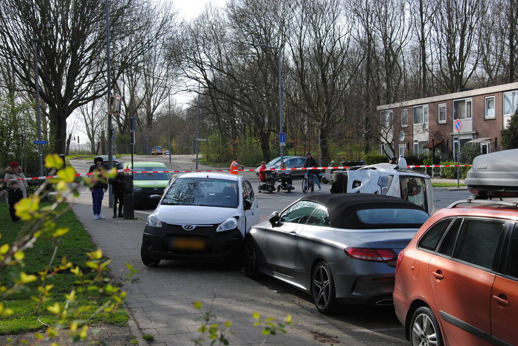 Auto kantelt na rijden tegen stilstaande auto's