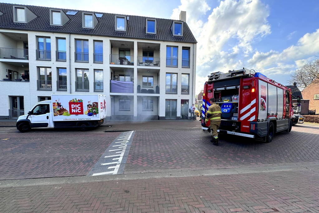 Bezorgbus van Picnic vliegt in brand