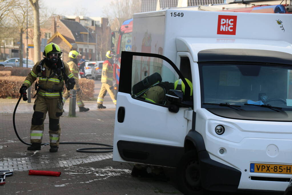 Bezorgbus van Picnic vliegt in brand